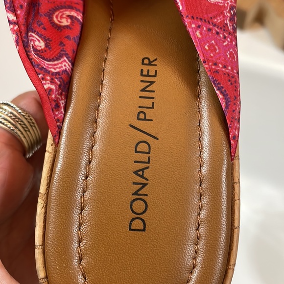 Donald J  PLiner Cork Wedge Hot pink bandana print. EUC SZ 8 - Picture 5 of 6